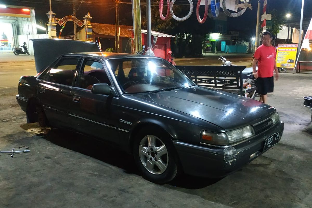 Mazda 626 sedang diperbaiki