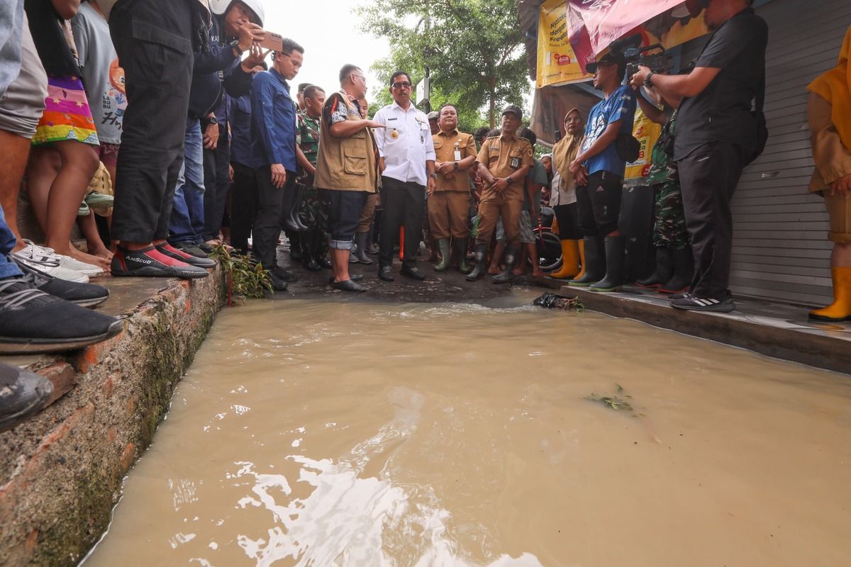 Penjabat Gubernur Jateng, Nana Sudjana, saat mengunjungi lokasi pengungsian di Balai Desa Krasak, Kecamatan Brebes, Kabupaten Brebes pada Selasa, (21/1/2025).