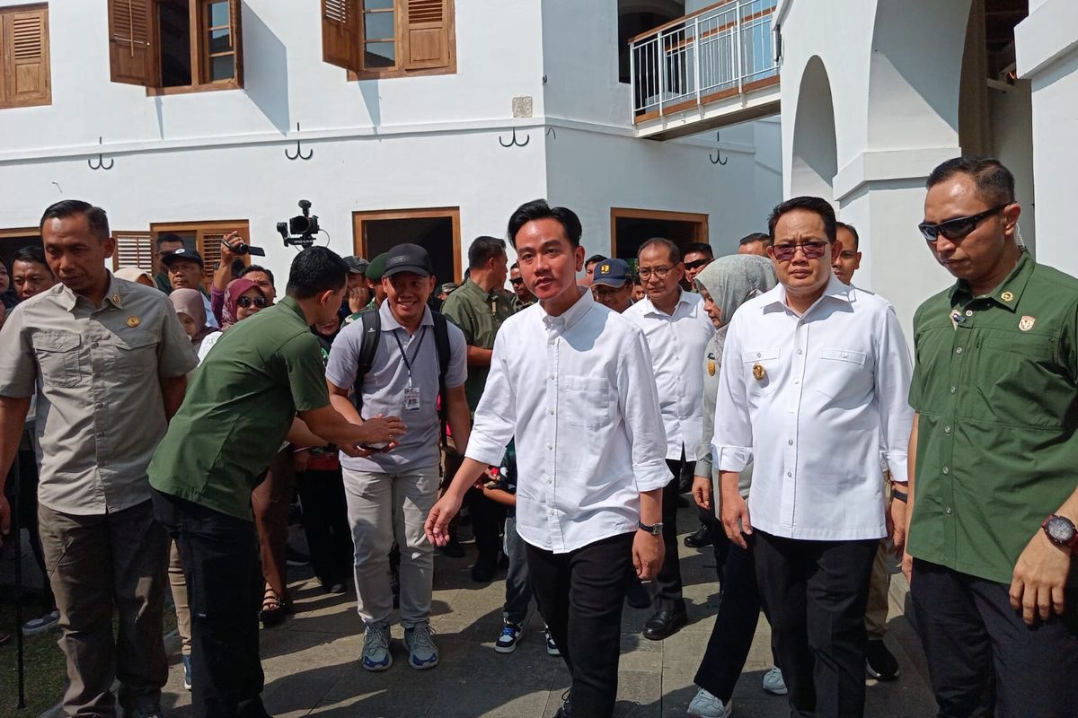 Wakil Presiden Indonesia, Gibran Rakabuming Raka saat mengunjungi Benteng Van Den Bosch (Benteng Pendem) di Kabupaten Ngawi, Jawa Timur, Minggu (3/11/2024). 