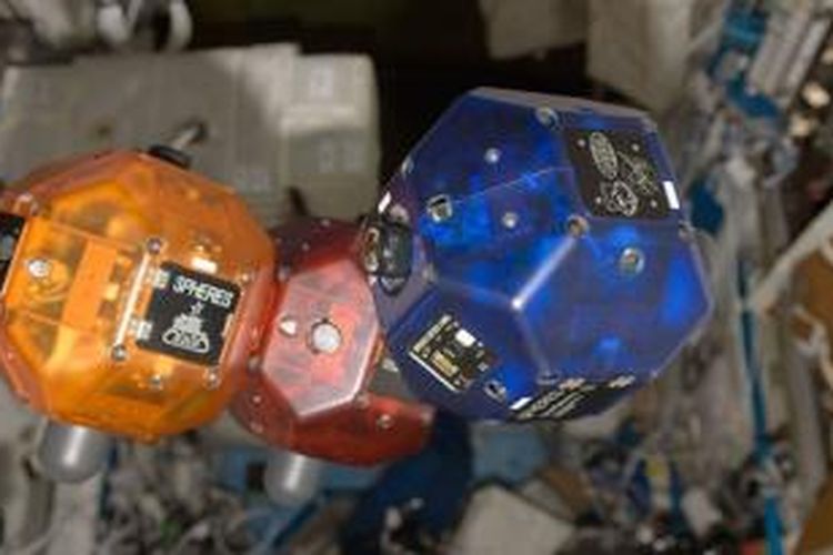 Robot SPHERES (Synchronized Position Hold, Enage, Reorient, Experimental Satellites) buatan NASA