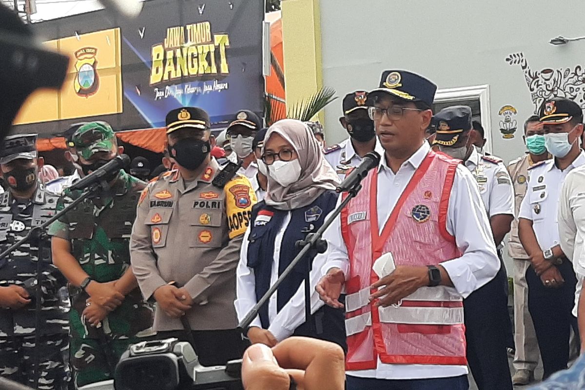 Menteri Perhubungan Budi Karya Sumadi meninjau posko pengamanan di Pelabuhan Ketapang, Kabupaten Banyuwangi, Jawa Timur, didampingi Bupati Banyuwangi Ipuk Fiestiandani dan Anggota DPR RI Sumail, Minggu (26/12/2012).