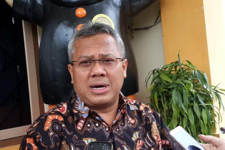 Komisioner KPU RI Arief Budiman saat mengecek kesiapan Pilkada di Kantor KPU Kota Batu, Jawa Timur, Jumat (11/11/2016)