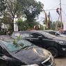 Waspada Pohon Tumbang, Begini Tips Aman Parkir Mobil Saat Musim Hujan