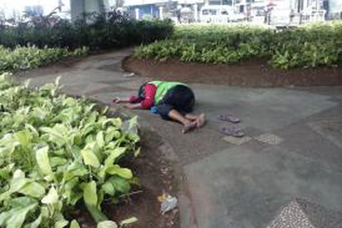 Seorang anak jalanan tengah tidur di bawah jembatan dan hingga kini belum ada tindakan apapun dari pihak P3S di Kawasan Senen, Jakarta Pusat, Rabu (2/7/2014).