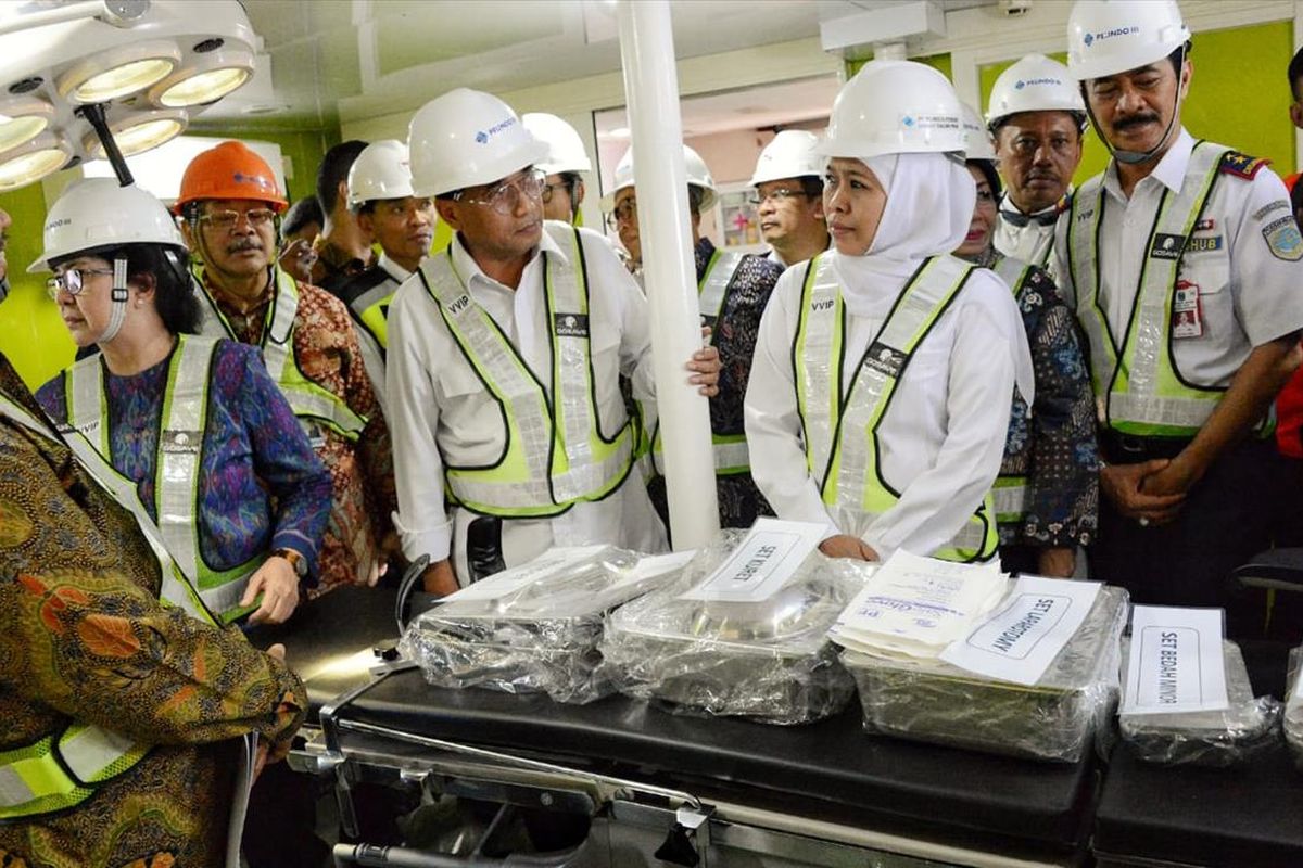 Menteri Perhubungan RI, Menteri Budi Karya Sumadi dan Menteri Kesehatan Nilla F. Moeloek, beserta Gubernur Jawa Timur di Pelabuhan Kalinget, Kecamatan Kalianget, Kabupaten Sumenep, Kamis (15/8/2019) saat meninjau kondisi dan fasilitas kesehatan di dalam rumah sakit terapung.