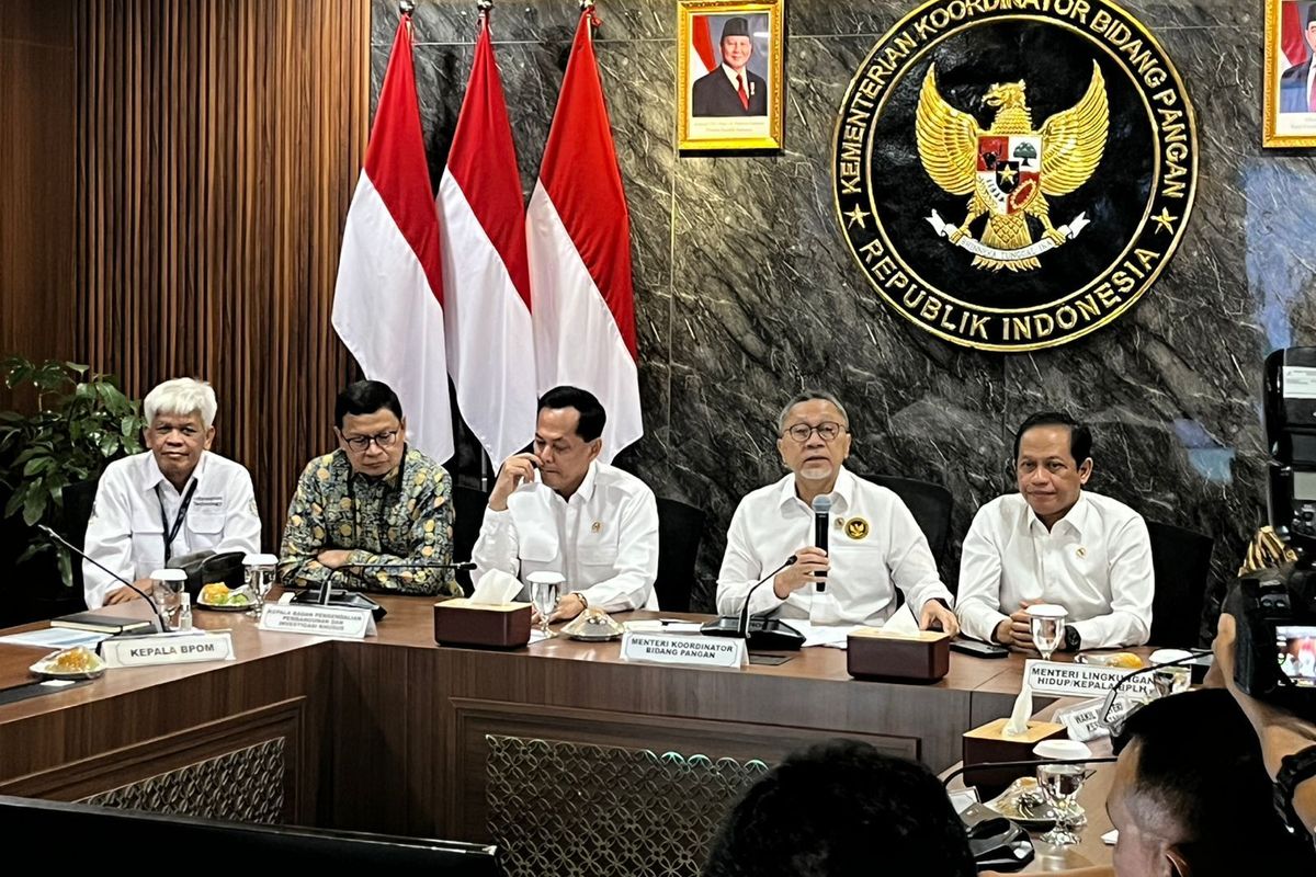Menteri Koordinator Bidang Pangan Zulkifli Hasan dalam Rapat Koordinasi di Graha Mandiri, Selasa (30/9/2025). 