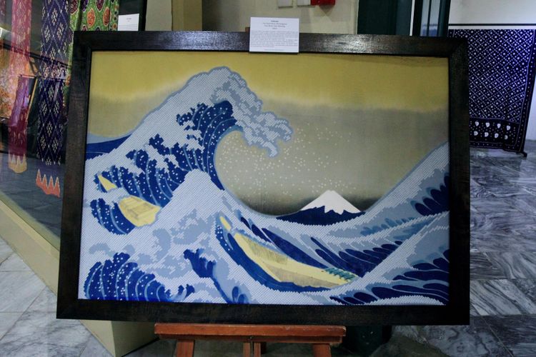 Gambar ombak karya Katshukisa Hokusai yang diadopsi dalam beragam desain.