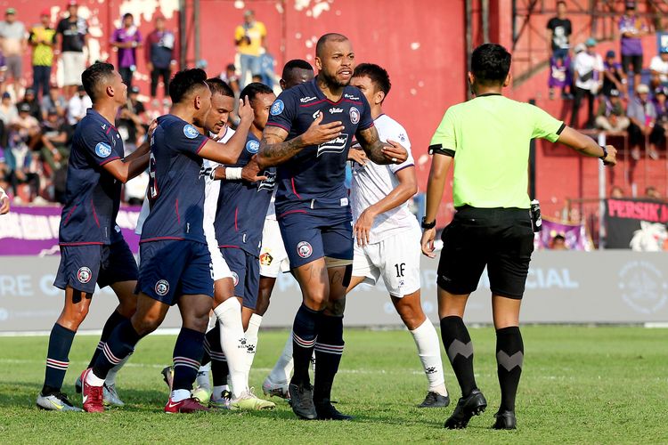 Pemain Arema FC Gustavo Almeida melakukan protes kepada wasit saat pertandingan pekan ke-3 Liga 1 2023-2024 melawan Persik Kediri yang berakhir dengan skor 5-2 di Stadion Brawijaya Kediri, Sabtu (15/7/2023) sore WIB. 