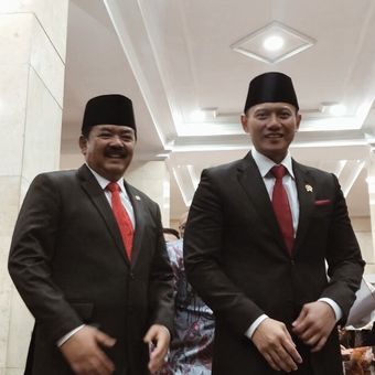 Menkopolhukam Hadi Tjahjanto dan Menteri ATR/BPN Agus Harimurti Yudhoyono (AHY) berjalan bersama di kantor Kementerian ATR/BPN, Kebayoran Baru, Jakarta Selatan, Rabu (21/2/2024). 