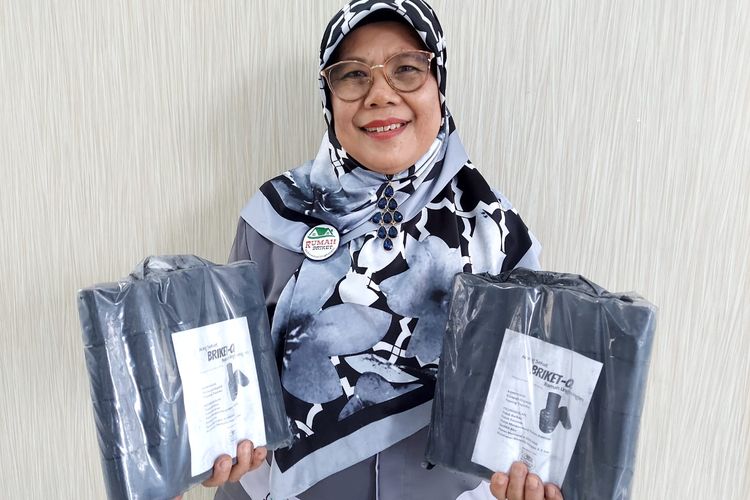 Rena Arifah menunjukkan briket arang merek Briket-Q yang sudah dikemas