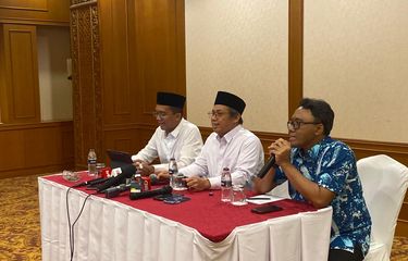 Wakil Sekretaris Jenderal PBNU Nur Hidayat (kanan) dalam konferensi pers yang menjelaskan ada sabotase pada aplikasi tanda tangan digital, Digdaya (Digitalisasi Data dan Layanan) Persuratan di balik Surat Edaran pemberhentian Ketua Umum PBNU Yahya Cholil Staquf dengan nomor 4785/PB.02/A.II.10.01/99/11/2025 yang beredar di publik di Hotel Sultan, Jakarta Pusat, Kamis (27/11/2025).
