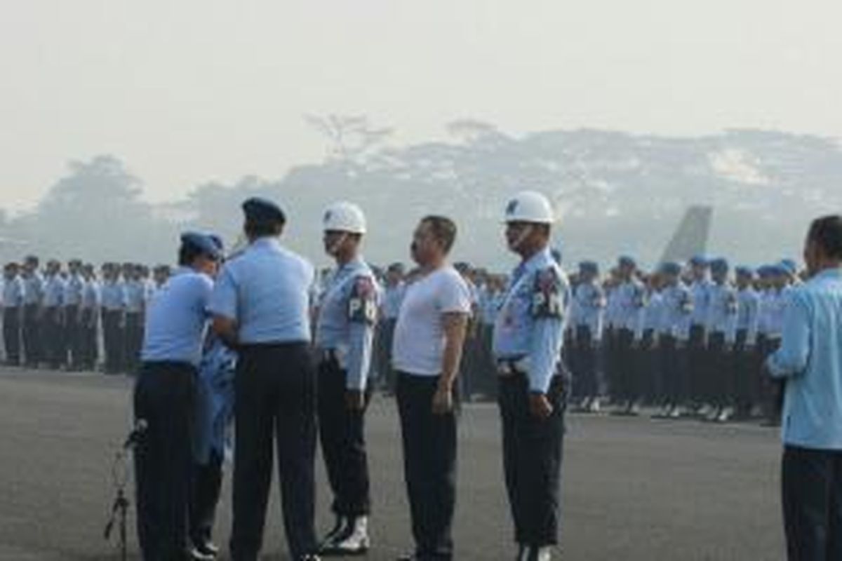 Anggota TNI AU Kopda Agung Hari Panili dipecat dari kesatuannya karena terlibat narkoba. Pemecatan dilakukan dalam upacara pemberhentian secara tidak hormat yang dilangsungkan di Lapangan Udara Halim Perdanakusuma, Senin (29/6/2015).