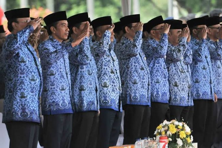 Presiden Joko Widodo saat menjadi Inspektur Upacara  pada Upacara Hari Ulang Tahun (HUT) ke-46 Korps Pegawai Republik Indonesia (KORPRI), yang digelar di lapangan Silang Monas, Jakarta Pusat, Rabu (29/11/2017).
