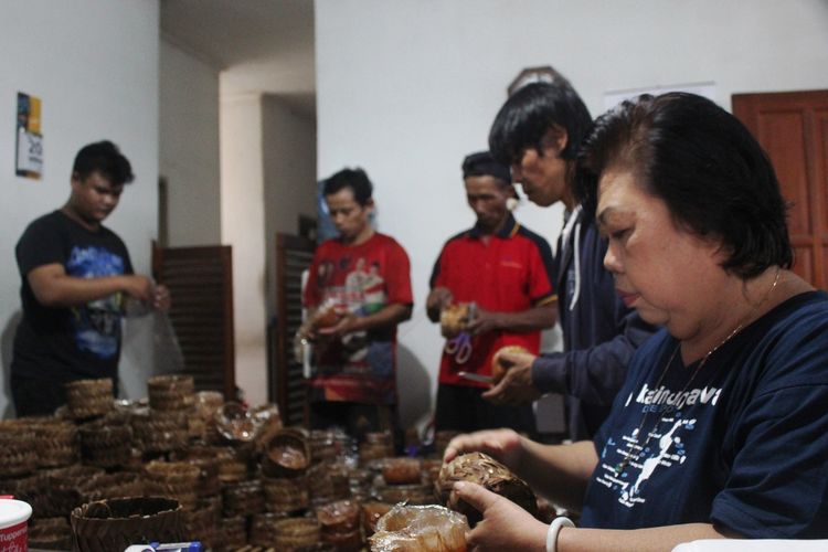 Aktivitas produksi kue keranjang di Kabupaten Cianjur, Jawa Barat, Senin (20/01/2020). Tahun ini produksi dodol cina menurun dibandingkan tahun-tahun sebelumnya.