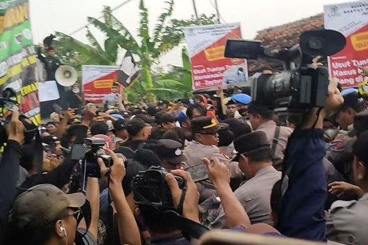 Kericuhan dalam aksi unjuk rasa Al Zaytun Jilid III, Kamis (6/7/2023). 

