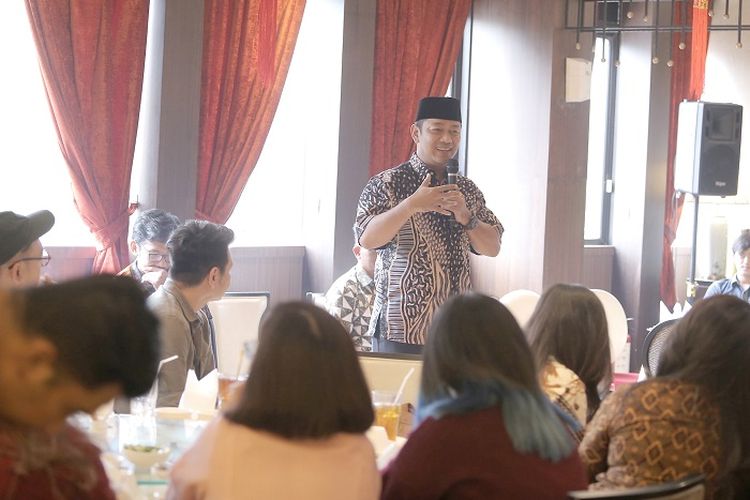 Wali Kota Semarang Hendrar Prihadi berdiskusi dengan sejumlah penyiar radio Semarang tentang penguatan pola pembangunan bergerak bersama, di Restoran Holiday, Kamis (30/1/2020).