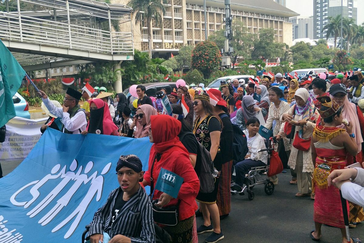 Para penyandang disabilitas pawai di Bunderan HI, MH Thamrin, Selasa (27/8/2019).