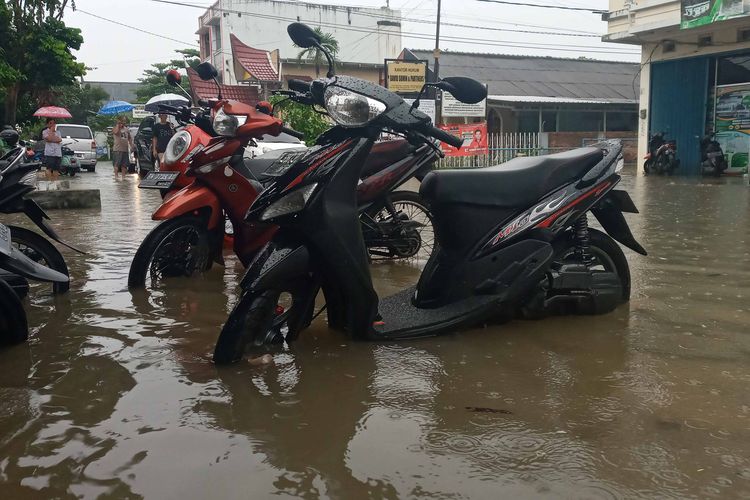 Kendaraan warga di Jalan Balai, Kota Pangkalpinang, Bangka Belitung terendam banjir, Senin (15/1/2024).