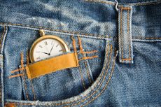Mengapa Kebanyakan Jeans Berwarna Biru dan Memiliki Saku Kecil?