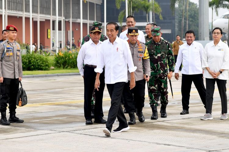 Presiden Joko Widodo saat akan berangkat dari Lanud Halim Perdanakusuma, Jakarta, menuju Jambi untuk kunjungan kerja pada Rabu (3/4/2024).