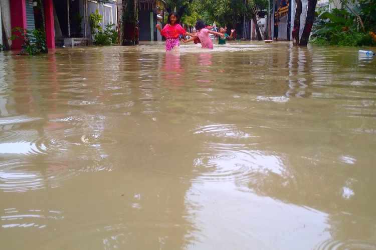 Banjir di wilayah perkotaan Purwodadi, Kabupaten Grobogan, Jawa Tengah, Kamis (14/3/2024).