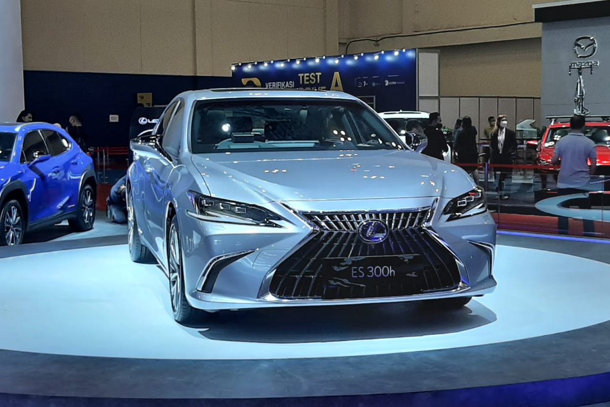 Produk terbaru dari Lexus ES 300h resmi melantai di GIIAS 2021