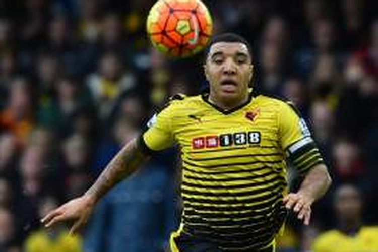 Pemain depan Watford, Troy Deeney, mengejar bola saat timnya melawan Liverpool pada lanjutan Premier League di Stadion  Vicarage Road, 20 Desember 2015.