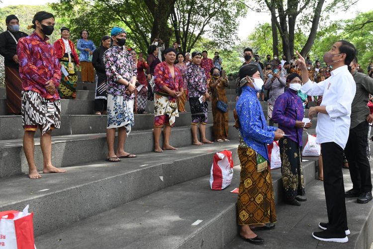 Presiden Joko Widodo bertemu dan menyerahkan bantuan untuk pekerja seni di Taman Balekambang, Solo, Jawa Tengah, Kamis (26/5/2022).
