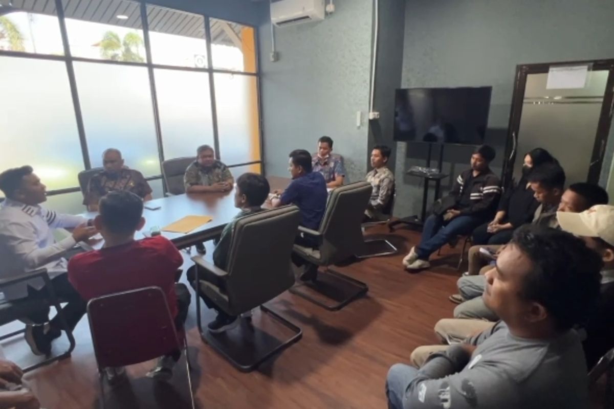 Para mantan karyawan perusahaan yang ijazahnya ditahan.