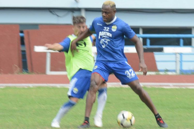 Bek Persib Bandung Victor Igbonefo saat menjalani sesi latihan di Lapangan Arcamanik beberapa waktu lalu. 