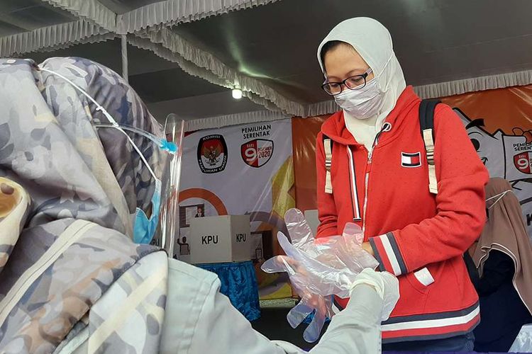 Warga diberikan sarung tangan pada simulasi Pilkada 2020 di Balai Kelurahan Piyaman, Kecamatan Wonosari, Kabupaten Gunungkidul, Yogyakarta, Sabtu (21/11/2020). Komisi Pemilihan Umum (KPU) Kabupaten Gunungkidul menggelar simulasi Pilkada yang dijadwalkan dihelat pada 9 Desember 2020, dengan protokol kesehatan tata cara pencoblosan yang ketat untuk mencegah penyebaran Covid-19.