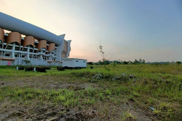 Melihat kondisi stadion internasional Banten.