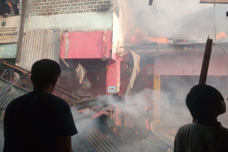 Diperkirakan ratusan kios di Pasar Rakyat Ciranjang, Kabupaten Cianjur, Jawa Barat, ludes terbakar, Senin (10/8/2020)