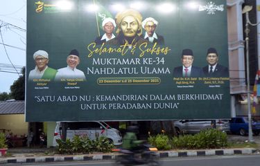 Spanduk Muktamar NU ke-34 terpasang di salah satu  jalan Protokol di Bandar Lampung, Lampung, Selasa (21/12/2021). Berbagai pernak-pernik Muktamar NU ke-34 terpasang di seluruh jalan protokol di Lampung untuk memeriahkan acara tersebut yang berlangsung di Provinsi Lampung. ANTARA FOTO/Ardiansyah/hp.