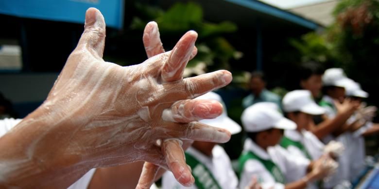 Para siswa SD Hang Tuah 2 Titipapan, Kecamatan Medan Deli, Sumatera Utara, mempraktikkan perilaku hidup bersih dan sehat dengan mencuci tangan dengan sabun di halaman sekolah, Selasa (8/ 6/2010). Kebiasaan mencuci tangan perlu dikenalkan sejak usia dini.