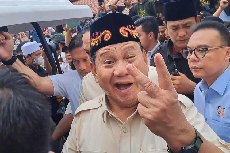 Capres nomor urut 2 Prabowo Subianto tersenyum semringah sambil mengedipkan mata saat ditemui di Masjid Agung Banten, Minggu (3/12/2023). 