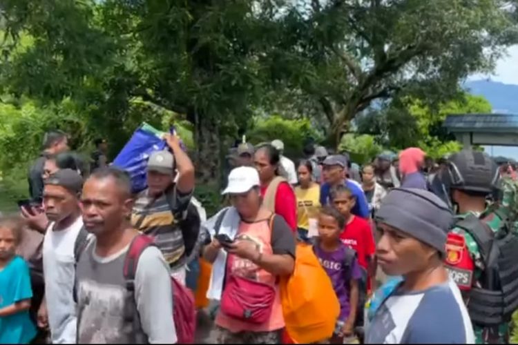 Ribuan warga desa Kariuw yang sebelumnya mengungsi di desa tetangga akhirnya kembali ke kampung halamannya, Senin (19/12/2022). Untuk sementara warga yang kembali menempati gedung gereja yang ada di desa mereka