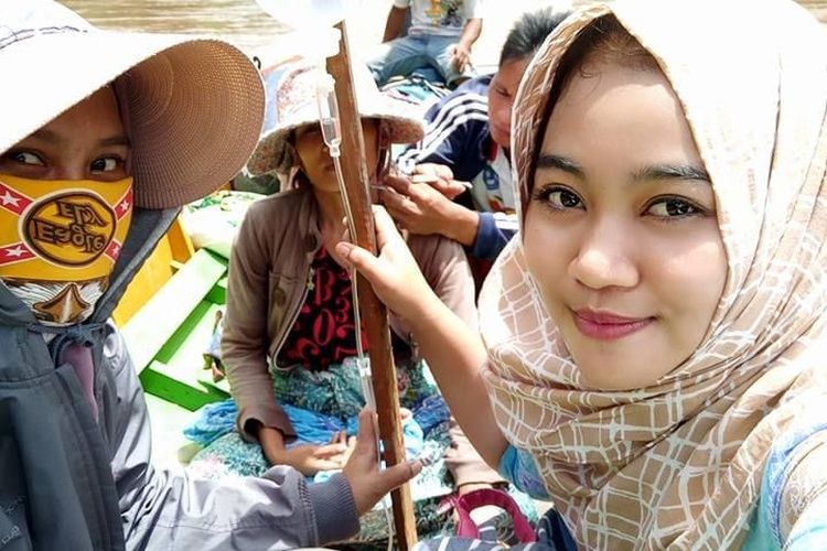 Bidan nirwana dan beberapa warga Lumbis Nunukan Kaltara saat merujuk pasien ke RS Malinau. Menggunakan transportasi perahu dan memakan waktu tiga jam menuju Mansalong, dan butuh waktu sejam perjalanan darat menuju Malinau