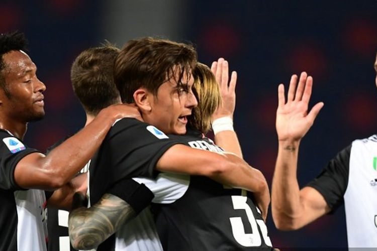 Para pemain Juventus merayakan gol Paulo Dybala ke gawang Bologna pada lanjutan pekan ke-27 Liga Italia di Stadion Renato DallAra, Selasa (23/6/2020) dini hari WIB. 