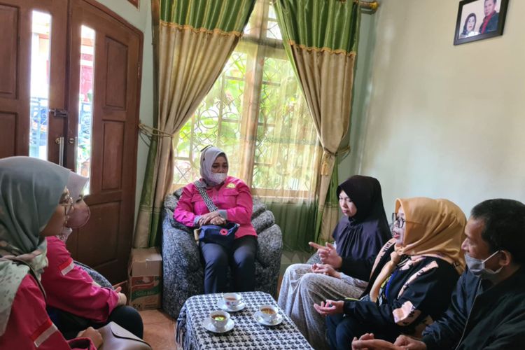 Ketua P2TP2A Garut Diah Kurniasari Gunawan mengunjungi rumah keluarga korban sekaligus melihat langsung kondisi korban, Kamis (18/08/2022) 