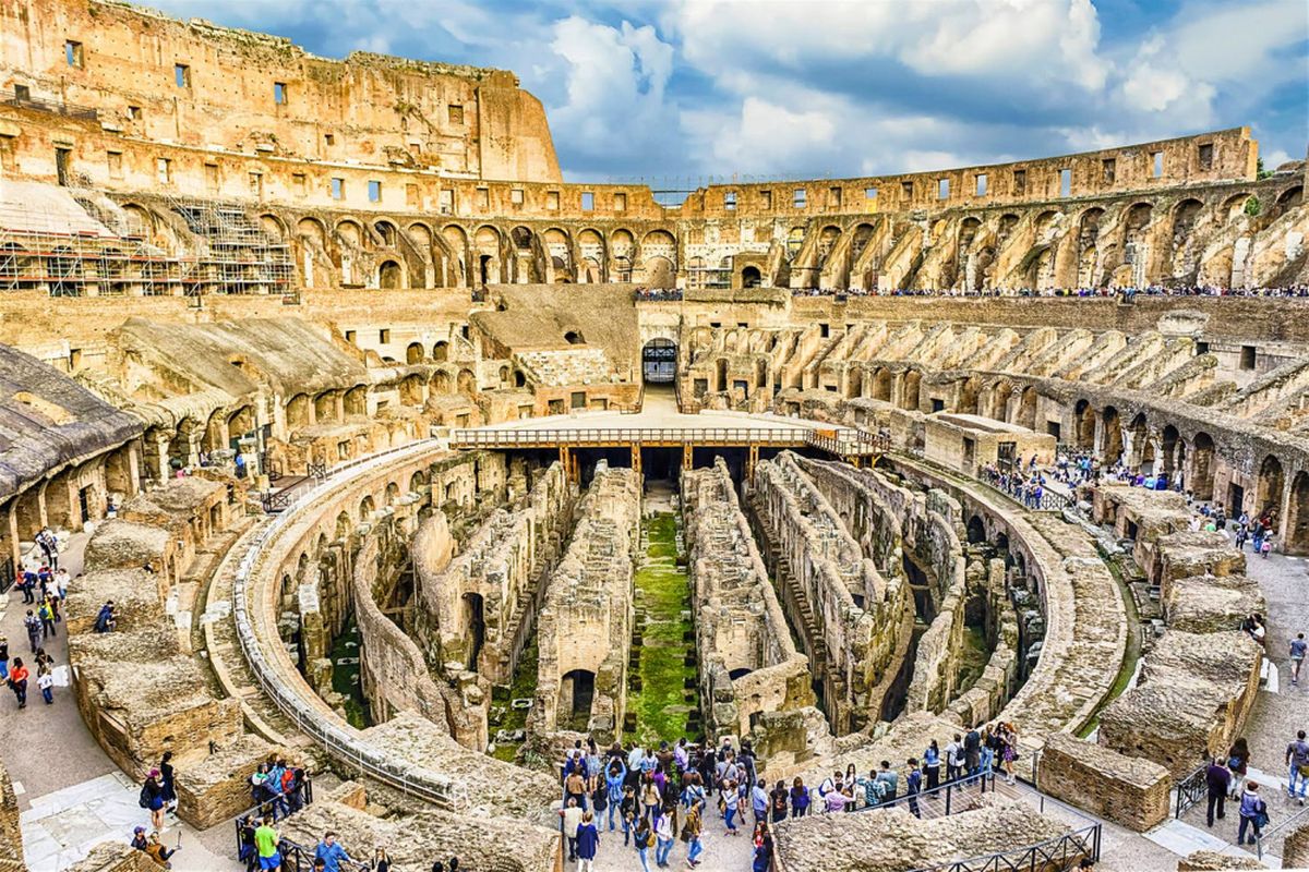 Colosseum, Roma. Colosseum adalah arena petarungan gladiator orang Romawi.
