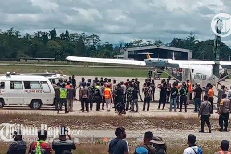 Delapan jenazah karyawan PT Palapa Timur Telematika (PTT) korban pembantaian Kelompok Kriminal Bersenjata (KKB) di Distrik Beoga, Kabupaten Puncak berhasil dievakuasi ke Timika. 
