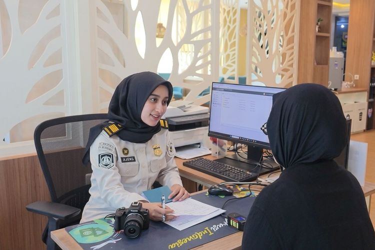 Meski ada kebijakan WFH bagi ASN tiap Jumat, kantor imigrasi tetap melayani pengurusan paspor dan izin tinggal secara normal.