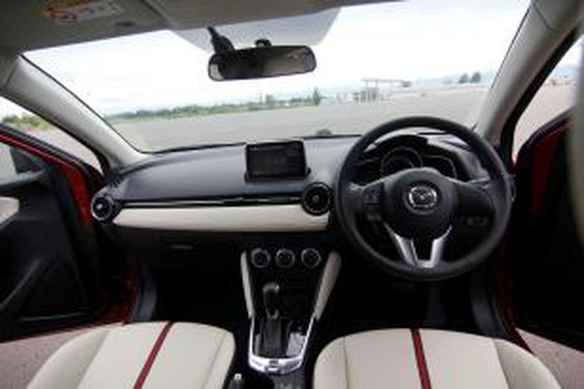 Interior All New Mazda2 dalam mobil yang diperkenalkan di sirkuit Tokachi, Obihiro, Jepang, Rabu (21/8/2014)