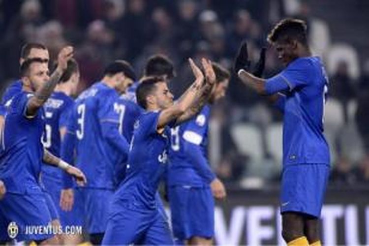 Para pemain Juventus merayakan gol ke gawang Hellas Verona pada laga babak 16 besar Coppa Italia di Stadion Juventus, Turin, Kamis (15/1/2015).