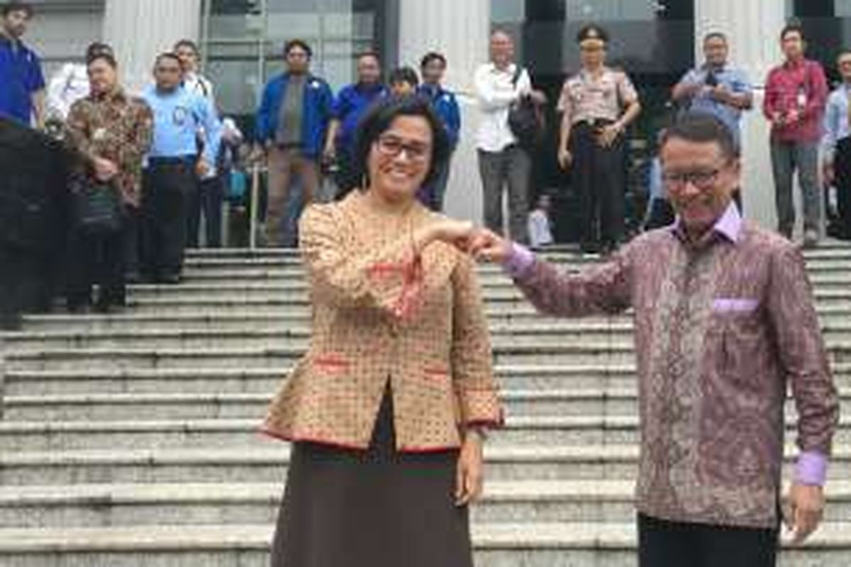 Menteri Keuangan Sri Mulyani dan Dirjen Pajak Ken Dwijugiasteadi di Gedung MK, Jakarta, Rabu (14/12/2016)