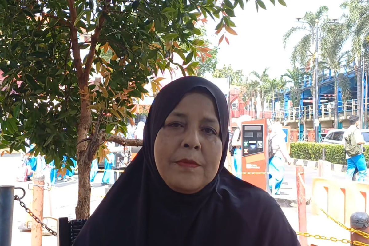Istri Hamdan ATT, Hasibah, saat ditemui di Rumah Sakit Polri Kramat Jati, Jakarta Timur, Jumat ((11/10/2024). 