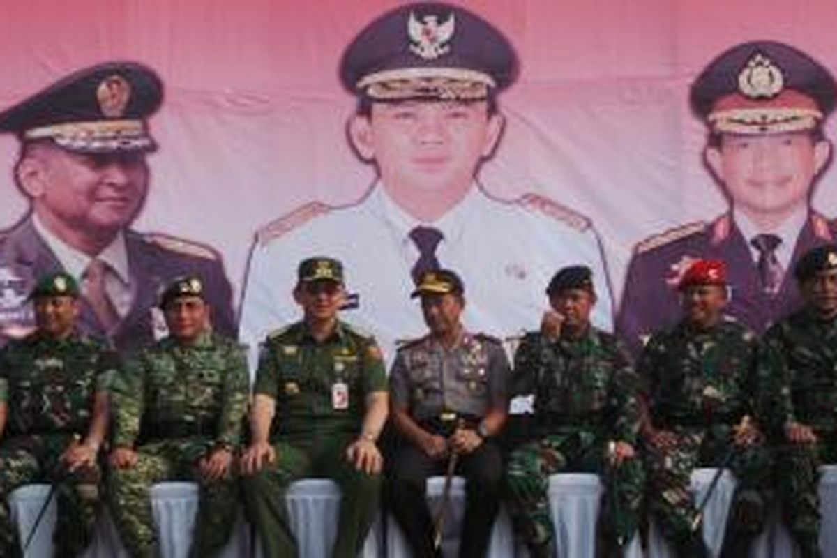 Gubernur DKI Jakarta Basuki Tjahaja Purnama memimpin apel pengamanan bersama Kapolda Metro Jaya Irjen Pol Tito Karnavian, Pangkostrad Letjen Edi Rahmayadi, dan Pangdam Jaya Mayjen TNI Teddy Lhaksmana, di Silang Selatan Monas, Jakarta, Senin (17/1/2016).