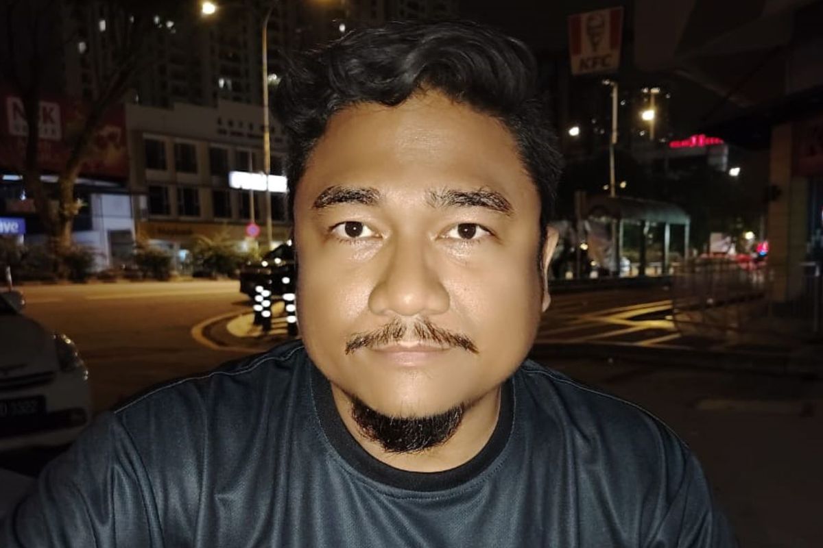 Foto Manajer LSM Darul Muttaqim (DM) Fardu Ain dan Pusat Studi Al-Quran di Malaysia, Fariz Izhar Adrus. Belum lama ini berita seorang remaja putra di Negeri Jiran yang terlilit utang hingga 13.000 ringgit Malaysia (sekitar Rp 45,5 juta) ke 12 rentenir viral di Malaysia. Mirisnya, ia terlilit utang karena ingin memenuhi keinginan sang pacar. Pemuda Malaysia itu awalnya mendekati rentenir agar dapat mentraktir kekasihnya sepiring Siakap 3 Rasa, yakni ikan barramundi yang dimasak dengan saus pedas, asam, dan manis. Ketika sedang memikirkan bagaimana caranya mendapatkan uang yang cukup untuk membeli makanan tersebut, ia menemukan iklan dari rentenir di TikTok. Sayangnya, pinjaman uang sebesar 500 ringgit Malaysia (sekitar Rp 1,75 juta) itu hanyalah permulaan. Sebab, menurut Fariz Izhar Adrus, remaja lugu dari Selangor tersebut kini berhutang kepada 12 rentenir sekaligus. 