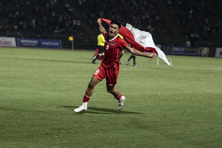 Pesepak bola Timnas Indonesia U-22 Muhammad Ramadhan Sananta berselebrasi merebut medali emas sepak bola SEA Games 2023 di National Olympic Stadium, Phnom Penh, Kamboja, Selasa (16/5/2023). Indonesia berhasil meraih medali emas usai mengalahkan Thailand 5-2. ANTARA FOTO/Muhammad Adimaja/rwa.
 